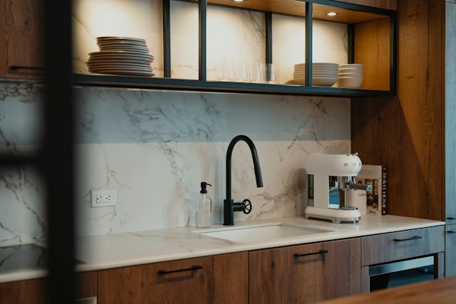 Aquasana vs Waterdrop: Which Under-Sink Filter Wins, and Where Woder Fits In