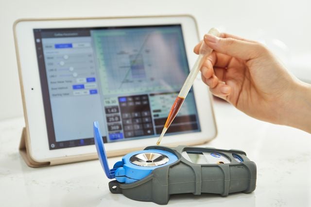 TDS meter testing tap water